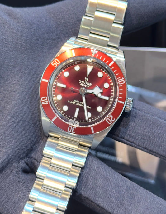 TUDOR BLACK BAY BURGUNDY