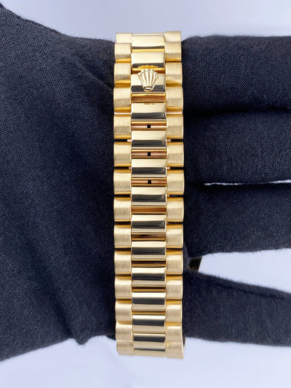 ROLEX DAY-DATE BLUE DIAL VIGNETTE DIAMOND